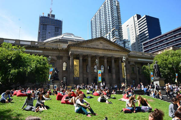 Thư viện quốc gia Victoria, Melbourne, Australia: Khắp Melbourne có rất nhiều pokemon cho bạn tha hồ bắt. Và khung cảnh thanh bình, thoáng rộng ở thư viện Victoria là nơi được yêu thích, khi mệt bạn có thể ngồi nghỉ ngơi trên bãi cỏ, trên bậc thềm lớn.