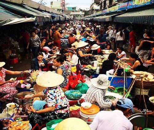 Chợ Cồn được coi là thiên đường ăn vặt với nhiều quán hàng luôn đông khách. Ảnh: Kiều Sơn.