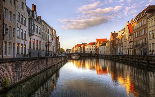 Chiến trường xưa: Bruges từng trải qua các trận đánh thời trung cổ, bất ổn về chính trị và 2 Thế chiến. Mặc dù vậy, người dân ở đây vẫn rất nhiệt tình và thân thiện. Ngoại ô Bruges là di tích lịch sử quan trọng ở West Flander thời Thế chiến 1.