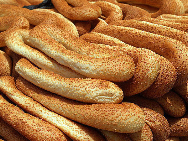 Loại bánh mì vòng hình bầu dục được làm từ bột mì và hạt mè cũng là một loại bánh khác đặc trưng của Israel. Bạn có thể nhúng bánh này vào kem phô mai hay chấm dầu ô liu và za''atar - một loại nước chấm làm từ thảo mộc, mè và muối.