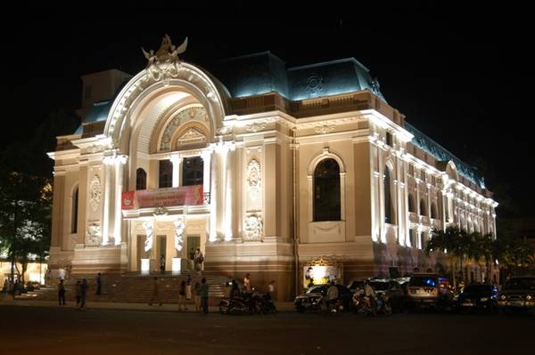 Nhà hát TP HCM (quận 1): Nhà hát Lớn hay nhà hát Thành phố là công trình có mặt tiền hướng ra công trường Lam Sơn và đường Đồng Khởi. Nhà hát được khánh thành năm 1900, mang kiến trúc thời Đệ tam Cộng Hòa của Pháp đầu thế kỷ 20. Ảnh: Unspoken061/blogspot .