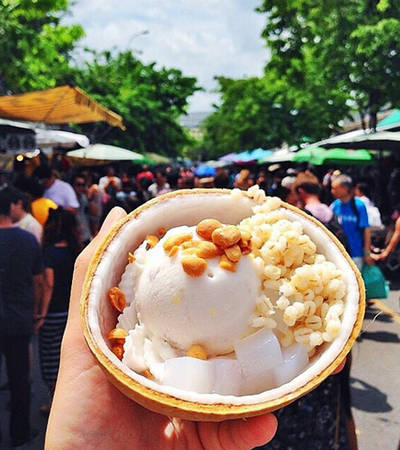 Kem dừa là món ăn bạn không nên bỏ qua khi đến Thái Lan. Món ăn này được bày bán rất nhiều trên các con phố của quốc gia du lịch nổi tiếng này. Bạn có thể tự chọn cho mình loại topping yêu thích như đậu phộng, ngô ngọt, thốt nốt…