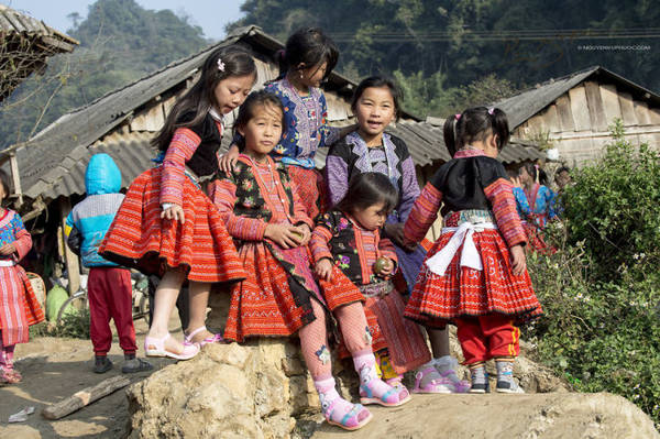 Trẻ em Mông mặc những bộ đồ sặc sỡ đi chơi Tết - Ảnh: Nguyễn Vũ Phước