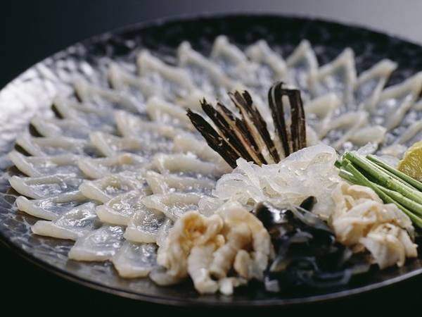Fugu là một món ăn nổi tiếng khắp thế giới của người Nhật. Đây là loại sashimi (món làm từ hải sản tươi sống) làm từ cá nóc có độc tố, chỉ những đầu bếp giỏi mới có thể chế biến thành công món ăn này. 