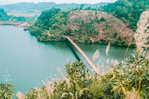Hồ Ly được tạo từ hai khe nước là khe Ly và khe Chanh. Người dân địa phương lấy tên khe Ly đặt tên gọi cho hồ. Du lịch sinh thái quanh hồ Ly, bạn sẽ trầm trồ trước vẻ đẹp non nước hữu tình mà thiên nhiên ưu đãi ban tặng cho nơi đây.