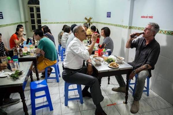 Trong thời gian ở Hà Nội, dù lịch trình dày đặc, tổng thống Obama vẫn dành thời gian đi ăn với đầu bếp Anthony Bourdain tại quán bún chả Hương Liên. Họ dùng hai suất bún chả và hai chai bia Hà Nội. Đây không chỉ là một bữa tối bình thường mà còn là buổi ghi hình cho Part Unknows - một show truyền hình về ẩm thực của đầu bếp danh tiếng người Mỹ. Trong bài phát biểu hôm sau đó, Obama kể rằng "tôi đã đi phố cổ Hà Nội, thử một ít món ăn Việt Nam xuất sắc, ăn bún chả, uống bia Hà Nội". Ảnh: Facebook Anthony Bourdain