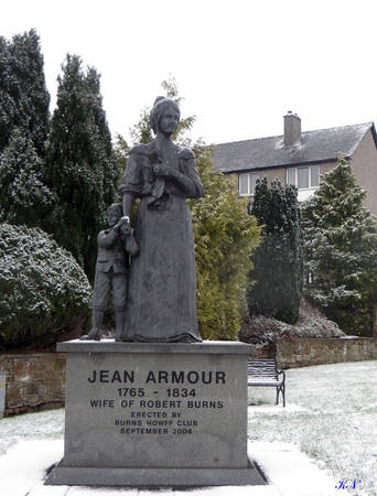 Tượng người vợ Jean Armour (1765-1834) dựng tháng 9-2004, nằm cách không xa nhà thờ St Micheal - Ảnh: Kim Ngân