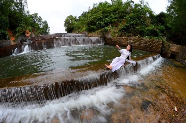  Hồ Hóc Răm thuộc xã Hòa Tân Tây, huyện Tây Hòa, tỉnh Phú Yên hiện thu hút rất đông du khách về tham quan, tổ chức dã ngoại, chụp hình. Khách đổ về đây thường vào cuối tuần. Hóc Răm nhìn như dòng thác nhiều tầng.