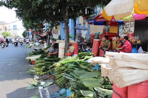 Chợ lá dong tại ngã ba Ông Tạ, nét đặc trưng chỉ Tết mới có tại Sài Gòn. Ảnh: daviet.vn