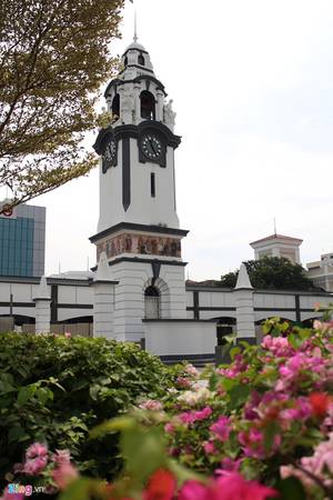 Đài tưởng niệm Birch với tháp đồng hồ và những bức tranh vẽ về các nền văn hóa. Ảnh: Bảo Phong. 