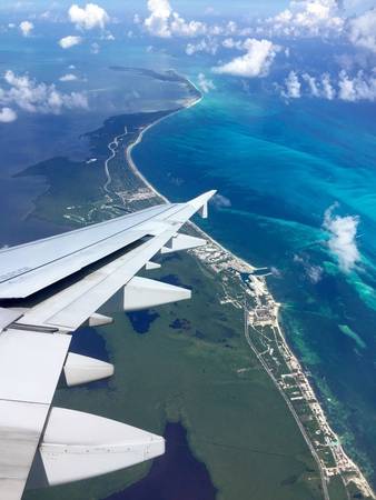 4. Một bên là thảo nguyên xanh mượt, một bên là biển trời xanh ngắt - tất cả cùng gặp nhau tại Cancun, Mexico. Giờ thì đã hiểu vì sao người ta lại bảo thiên nhiên kỳ thú rồi!