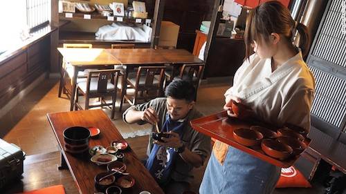Thực khách có thể ăn mỳ thỏa thích với thử thách wanko soba. Ảnh: Karla Cripps.