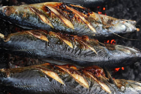  Cá được nướng bằng than củi, nước đến khi mỡ cá chảy ra, thân cá cháy sém, mùi thơm ngào ngạt là cá đã đạt độ chín.