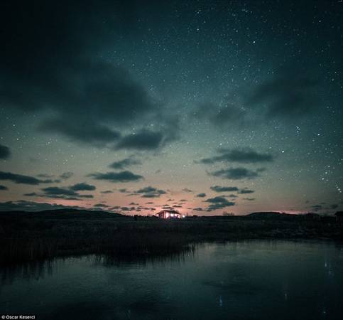  Ánh sáng từ một ngôi nhà bên bờ hồ trên đảo Jurmo (Phần Lan)