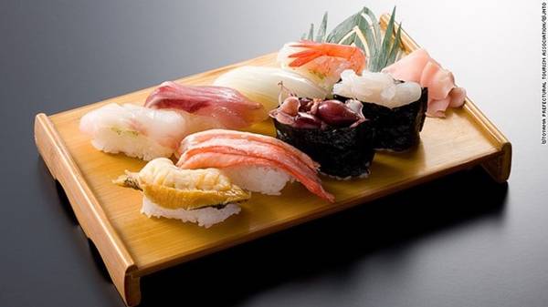 Sushi: Là món ăn trứ danh của Nhật Bản, một miếng sushi ngon dựa trên hai yếu tố chính: độ tươi của nguyên liệu và kỹ thuật của đầu bếp. Đến xứ hoa anh đào, bạn sẽ có cơ hội thưởng thức đủ loại sushi với những mức giá khác nhau. Ảnh: CNN.