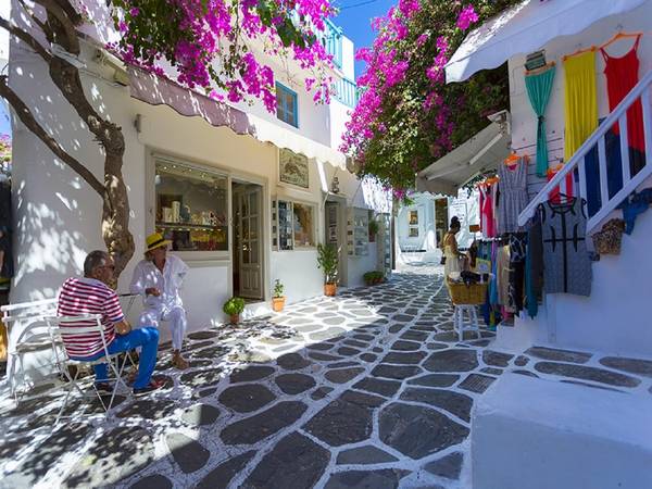 Phố Matoyoanni, đảo Mykonos, Hy Lạp: Có thể nói đây là con phố nổi tiếng nhất đảo Mykonos, nơi tập trung các cửa hàng và có nhiều hoạt động về đêm. Bạn có thể thỏa thích mua sắm quần áo, phụ kiện, trang sức, các tác phẩm nghệ thuật... và thưởng thức cà phê dưới bóng cây. Ảnh: Visit-greece.