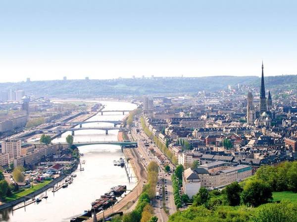 Rouen là thành phố cảng nằm bên bờ sông Seine, thuộc tỉnh Seine-Maritime. Đây là vùng đất quan trọng trong thời La Mã và Trung cổ, với nhiều nhà thờ theo phong cách Gothic. Ảnh: Lepinelocation.