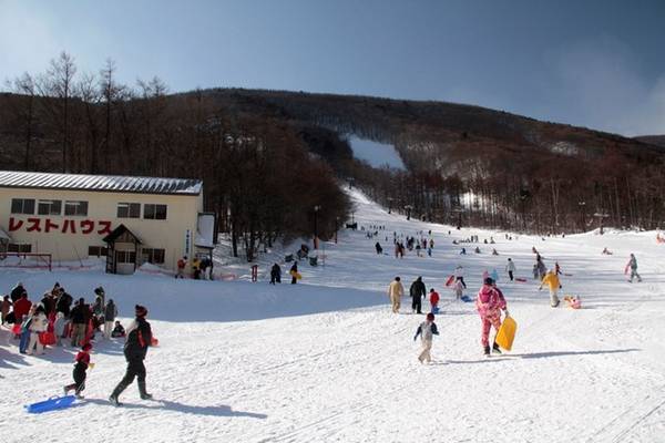 Fukushima mùa đông phù hợp cho những chuyến đi trải nghiệm các hoạt động trên tuyết. Đặc điểm địa hình Fukushima là nhiều đồi núi thấp, dốc thoai thoải và kéo dài, tạo nên những sườn trượt tuyết bất tận.