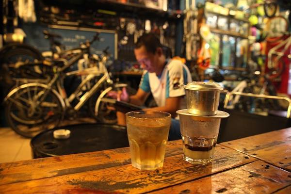 Trải nghiệm văn hóa cà phê Sài Gòn: Không chỉ là thức uống, cà phê còn trở thành một nét văn hóa của người Sài Gòn. Đến nơi này lần đầu, hãy thử cảm nhận nhịp sống ấy qua những phong cách uống cà phê khác nhau. Sáng ngồi cà phê cóc ở vỉa hè, nghe người Sài Gòn bàn về mẩu tin trên tờ báo mới, trưa ghé quán cà phê của những người yêu nhiếp ảnh hay mê xe độ để thêm kết nối đam mê. Sài Gòn xưa trong quán cà phê vợt 50 năm không ngủ cũng là nét văn hóa bạn nên trải nghiệm. Ảnh: Tâm Bùi.