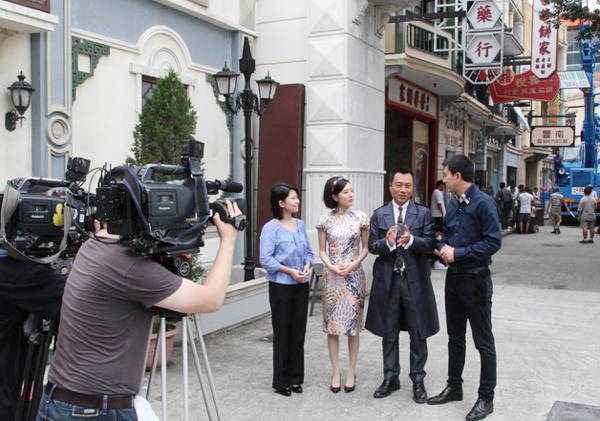 Diễn viên Lê Diệu Tường - nổi tiếng với phim Công công xuất cung mới ra mắt trong năm nay - đang chuẩn bị thực hiện một cảnh quay trong khu phố Thạch Bản.