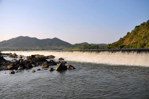  Đập nước Đồng Cam: Đập nước Đồng Cam trước năm 1975 còn có tên là đê Bảo Đại. Đây được xem là công trình thủy lợi lớn nhất tỉnh Phú Yên. Đập thuộc huyện Phú Hòa và nối liền hai dãi núi cao Trù Các và Qui Hậu tạo nên thế sơn thủy hữu tình.