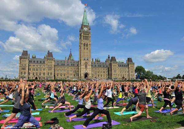 Hàng trăm người mang theo thảm để cùng nhau tập yoga ở đồi Parliament