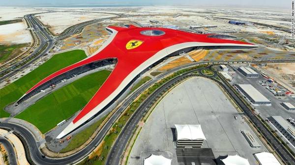 5. Ferrari World: Công viên giải trí trong nhà lớn nhất thế giới do hãng xe Ferrari xây dựng. Nơi đây cũng có đường chạy thử, dành cho những người muốn trải nghiệm cảm giác cầm lái một chiếc xe đua. Nơi đây có hệ thống tàu lượn siêu tốc nhanh nhất thế giới Formula Rossa, với vận tốc lên tới 240 km/h.