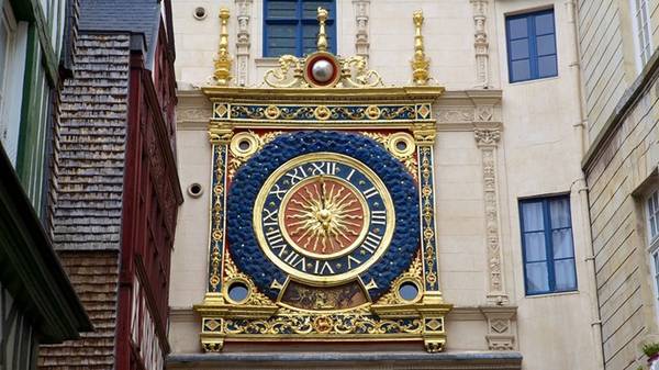 Được Jourdain del Leche chế tác năm 1389, chiếc đồng hồ được chuyển về đây năm 1529. Mặt đồng hồ có hình mặt trời với 24 tia sáng trên nền trời đầy sao. Một khối cầu phía trên tượng trưng cho mặt trăng. Ảnh: Expedia. 
