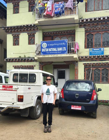 Thu Hoài đến Ngân hàng Quốc gia Bhutan để đổi tiền. 