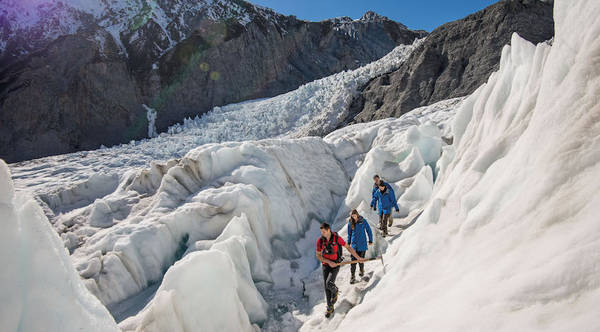 Khách du lịch sẽ không thể tìm thấy bất kỳ nơi nào trên thế giới được một dòng sông băng dễ dàng tiếp cận như vậy. Ảnh: straytravel.com