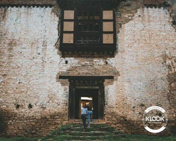 Lạc bước đến những công trình cổ Không chỉ nổi tiếng với lịch sử giàu có, Bhutan còn giữ lại rất nhiều công trình cổ. Những ngôi nhà đá cũ ở đây khiến bạn cảm giác như đang bước vào một câu chuyện lãng mạn không hồi kết. Du khách có thể đến thành phố Punakha để nhìn ngắm những công trình cổ vẫn được gìn giữ nguyên vẹn.