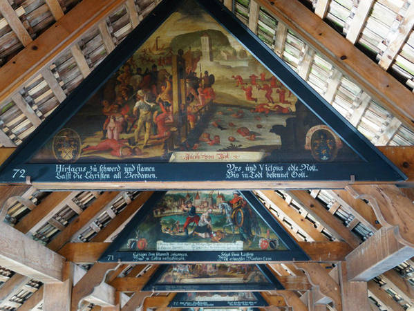 Trong cầu Chapel treo rất nhiều tác phẩm hội họa từ thế kỷ 17.