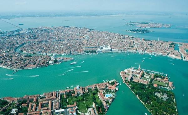 Venice, Italy: Venice là một thành phố trải dài 117 hòn đảo nhỏ trên biển Adriatic với hơn 270.000 dân cư sinh sống. Quần đảo là nơi trú ngụ của 270.000 dân, trong khi diện tích chỉ vào khoảng 460 km2.