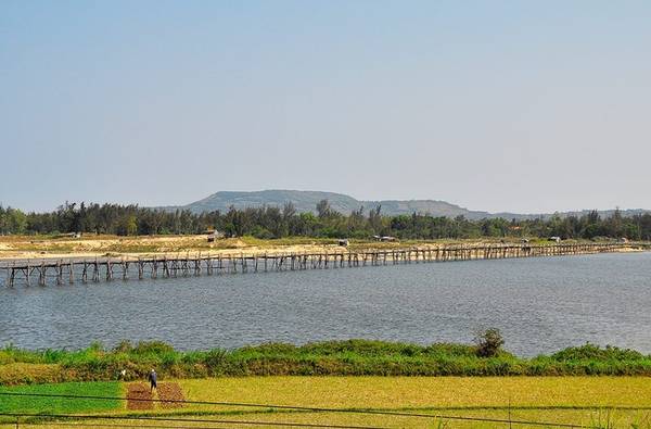 Cầu gỗ Bình Thạnh: Cầu được người dân địa phương thường gọi là cầu gỗ Ông Cọp. Đây là cây cầu gỗ được xem như dài nhất Việt Nam hiện nay với chiều dài khoảng 700m. Cầu bắc ngang cửa sông Bình Đá và đổ ra cảng Tiên Châu. Nhìn xa chiếc cầu gỗ rất mỏng manh.