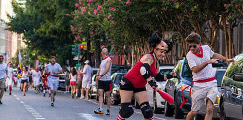 Lễ hội bò đuổi ở New Orleans: Lấy cảm hứng từ lễ hội San Fermin (lễ hội bò đuổi) ở Tây Ban Nha, hàng năm vào những ngày đầu tháng 7 ở New Orleans sẽ tổ chức một buổi lễ tương tự. Những người chơi thay vì bị bò đuổi, sẽ được các cô gái gợi cảm trượt patin, đội mũ sừng bò đuổi theo.