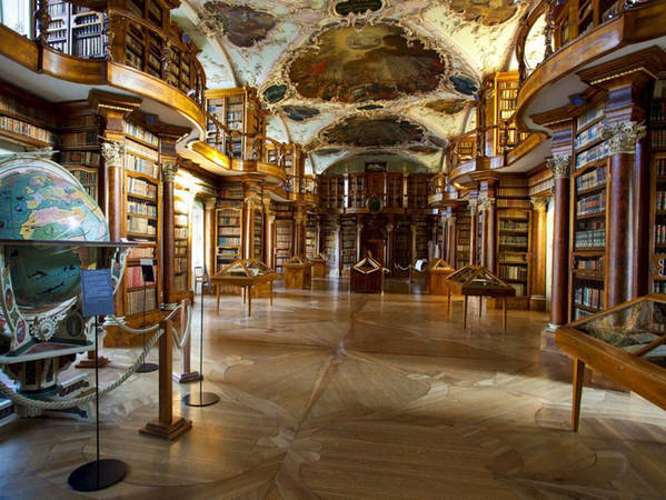 Tu viện tự hào là một trong những thư viện cổ nhất trên thế giới. Thư viện được xây từ gỗ gụ này còn lưu lại rất nhiều văn bản viết tay cổ nhất và quan trọng nhất còn sót lại trên thế giới.