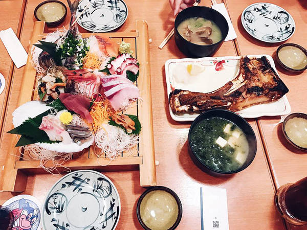 Và dĩ nhiên là không thể bỏ qua món sushi huyền thoại. Thúy thưởng thức nhiều quán sushi trong 3 tuần lưu lại đất nước mặt trời mọc. Trong đó đáng nhớ nhất là quán sushi sang chảnh Kanesaka - top 5 những sushi ngon nhất Tokyo. Một người tới đây ăn phải trả tầm 300 USD (hơn 6 triệu đồng). Khách đến quán phải đặt trước và chỉ người Nhật mới đặt được.