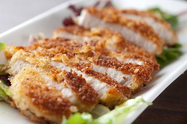 Tonkatsu: Thịt lợn được thái miếng to bản, tẩm bột sau đó chiên trong chảo ngập dầu cho tới khi có màu vàng nâu. Thịt có phần trong mềm, phần ngoài giòn tan, được rưới một loại sốt cay ngọt hấp dẫn, rất hợp ăn kèm cơm trắng. Ảnh: Ichibasushi.