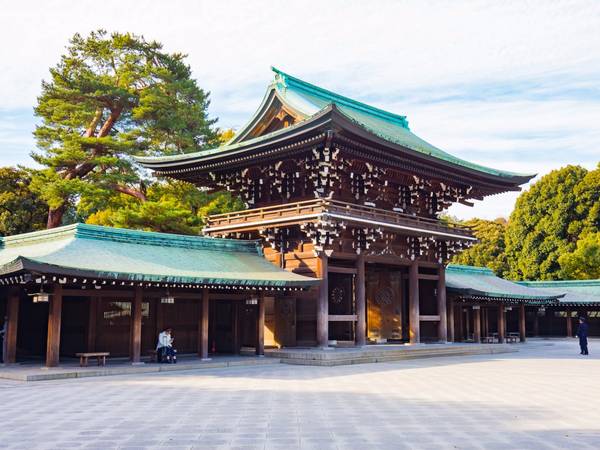Tokyo cũng có nhiều đền chùa uy nghiêm, yên tĩnh giữa lòng thành phố… (Ảnh: Nattee Chalermtiragool / Shutterstock)