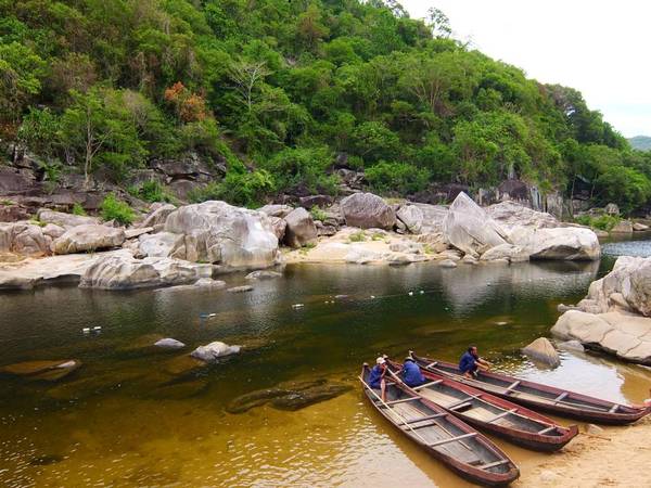 Hầm Hô là một khúc sông dài gần 3 km, chảy qua các khu rừng già với những tảng đá lớn muôn hình muôn vẻ. Ảnh: Thiện Nguyễn