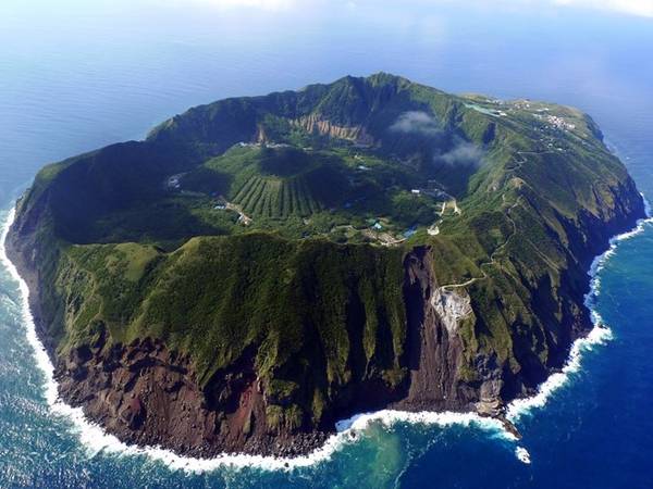 2. Aogashima: Đảo còn có tên gọi là đảo núi lửa, với hình dạng độc đáo được hình thành qua những lần dung nham phun trào. Với diện tích khoảng 9 km2, dân số trên đảo chưa tới 200 người. Ảnh: Whenonearth.