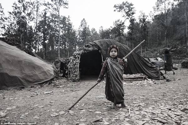Khi Jan ghé thăm bộ lạc Raute, chỉ còn 156 người còn sót lại. Nhiều người Raute khác đã phải chuyển đi theo chính sách tái định cư của chính phủ Nepal. Chính vì thế, các thổ dân này rất cảnh giác với người lạ, không cho phép họ ngủ trong trại cũng như tham gia vào các chuyến đi săn.