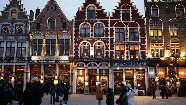 Thiên đường mua sắm: Bạn có thể mua sắm như công chúa hay hoàng tử ở Bruges. Khu shopping chính ở gần Steenstraat và vô vàn các cửa hiệu xinh xắn. 