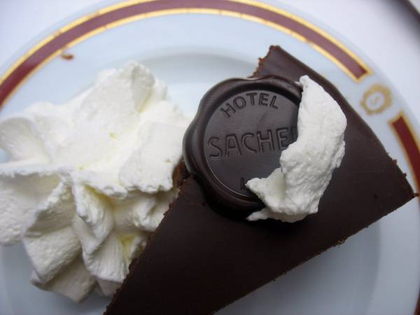Sachertorte (Áo): Sachertorte là món bánh chocolate không quá ngọt, được Franz Sacher sáng tạo ra vào năm 1832. 