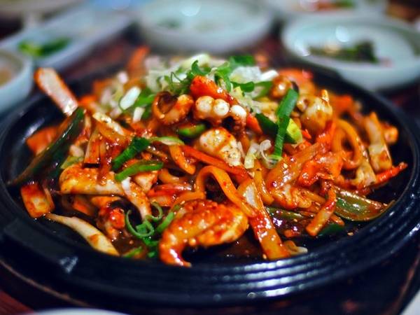 Nakji bokkeum là bạch tuộc được xào với mì udon, hành và rưới sốt ớt cay màu đỏ hấp dẫn.