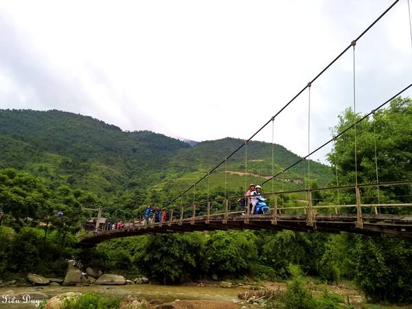 Cầu treo bắc qua một con suối ở Tú Lệ huyện Văn Chấn tỉnh Yên Bái. Ảnh: Tiểu Duy
