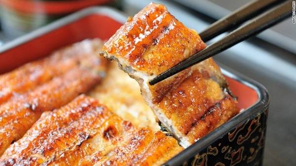 Unagi no kabayaki: Thịt lươn được tẩm sốt kabayaki ngọt sau đó đem nướng, tạo hương vị đậm đà, ám khói. Món này thường được ăn cùng cơm trắng. Ảnh: CNN.