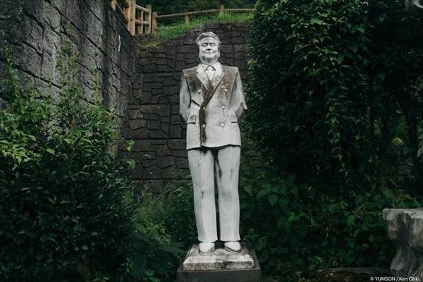 Ông Furukawa đã trả 6 tỷ yên cho một nhà điêu khắc người Trung Quốc vào năm 1989 để chế tác các bức tượng này. Ông cũng cho làm một bức tượng của chính mình.