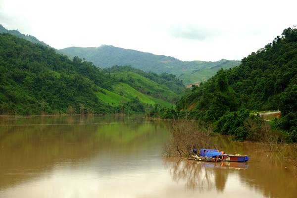 Nơi con sông Đà chảy vào đất Việt. Ảnh: Thành Đặng