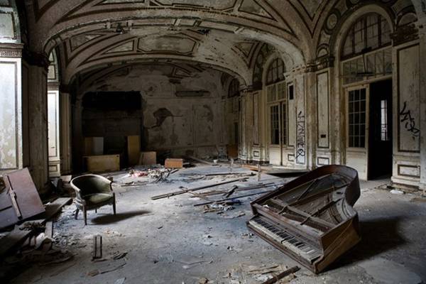 Sảnh khách sạn Lee Hotel Plaza ở thành phố Detroit, Mỹ bị bỏ hoang với đồ đạc bị vứt chỏng chơ, những mảng tường bong tróc.